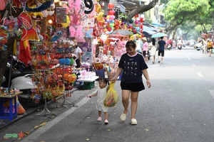 Hang Ma Street Bursts with Vibrant Colors Ahead of Mid-Autumn Festival - image 3