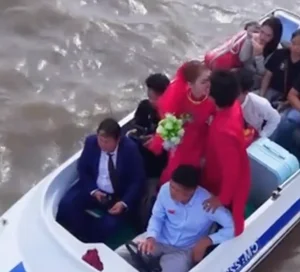 Traditional Ca Mau Wedding Goes Viral With Spectacular River Procession Using Canoes - image 4