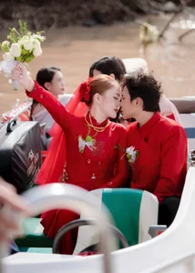 Traditional Ca Mau Wedding Goes Viral With Spectacular River Procession Using Canoes - image 1
