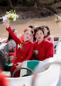 Traditional Ca Mau Wedding Goes Viral With Spectacular River Procession Using Canoes - image 2