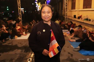 Devotees Queue Overnight to Pay Homage to Sacred Buddhist Relics - image 6