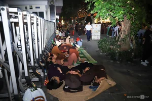 Devotees Queue Overnight to Pay Homage to Sacred Buddhist Relics - image 10