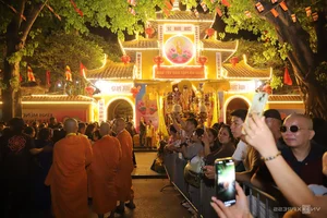 Devotees Queue Overnight to Pay Homage to Sacred Buddhist Relics - image 0
