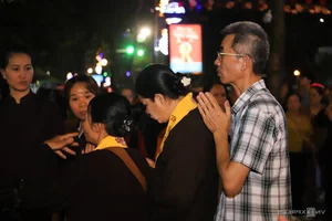 Devotees Queue Overnight to Pay Homage to Sacred Buddhist Relics - image 8
