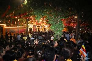 Devotees Queue Overnight to Pay Homage to Sacred Buddhist Relics - image 4
