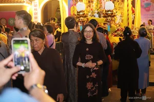 Devotees Queue Overnight to Pay Homage to Sacred Buddhist Relics - image 2