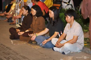 Devotees Queue Overnight to Pay Homage to Sacred Buddhist Relics - image 7