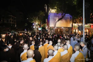 Devotees Queue Overnight to Pay Homage to Sacred Buddhist Relics - image 9