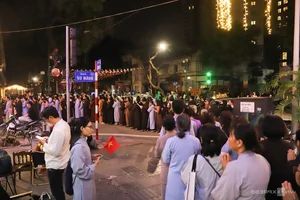 Devotees Queue Overnight to Pay Homage to Sacred Buddhist Relics - image 1