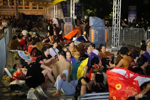 Devotees Queue Overnight to Pay Homage to Sacred Buddhist Relics - image 5