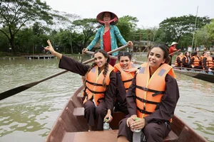 International Beauty Queens Experience Traditional Fish Catching in Vietnam's Mekong Delta - image 3