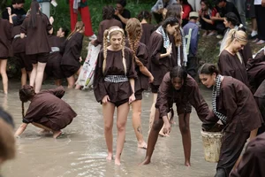 International Beauty Queens Experience Traditional Fish Catching in Vietnam's Mekong Delta - image 8