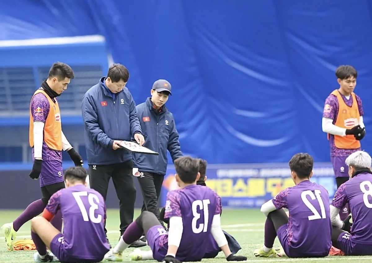 Vietnam National Football Team Explores Ancient Thousand-Year-Old Temple in South Korea