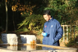 Vietnam National Football Team Explores Ancient Thousand-Year-Old Temple in South Korea - image 3