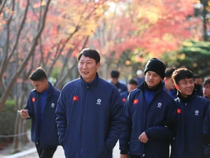 Vietnam National Football Team Explores Ancient Thousand-Year-Old Temple in South Korea - image 11