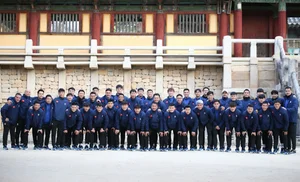 Vietnam National Football Team Explores Ancient Thousand-Year-Old Temple in South Korea - image 7