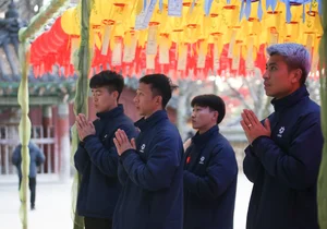 Vietnam National Football Team Explores Ancient Thousand-Year-Old Temple in South Korea - image 10