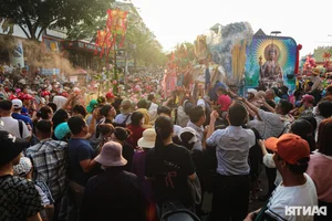 Thousands Gather for the Vibrant Lady Thien Hau Pagoda Festival in Binh Duong - image 5