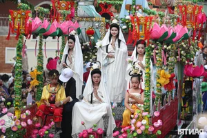 Thousands Gather for the Vibrant Lady Thien Hau Pagoda Festival in Binh Duong - image 7