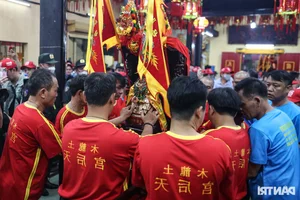 Thousands Gather for the Vibrant Lady Thien Hau Pagoda Festival in Binh Duong - image 13