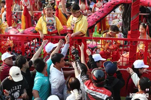 Thousands Gather for the Vibrant Lady Thien Hau Pagoda Festival in Binh Duong - image 11
