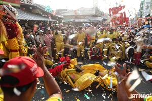 Thousands Gather for the Vibrant Lady Thien Hau Pagoda Festival in Binh Duong - image 8