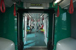 Hanoi Residents Experience the New Nhon - Hanoi Station Metro Line - image 2