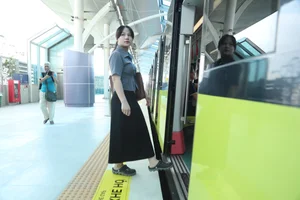 Hanoi Residents Experience the New Nhon - Hanoi Station Metro Line - image 5