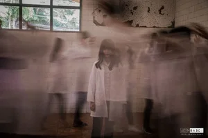 Creative and Creepy Horror-Themed Yearbook Photos Go Viral - image 2