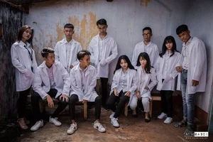 Creative and Creepy Horror-Themed Yearbook Photos Go Viral - image 5