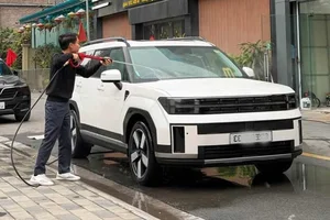 Market Trends: The High Cost of Selling a Nearly-New Hyundai SantaFe Hybrid - image 1