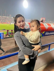 Goalkeeper Dinh Trieu's Beautiful Wife Celebrates Victory - image 7