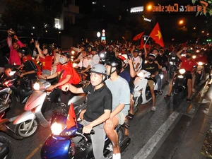 Thousands of Fans Flood Ho Chi Minh City Streets Celebrating ASEAN Cup 2024 Championship - image 4