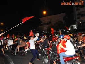 Thousands of Fans Flood Ho Chi Minh City Streets Celebrating ASEAN Cup 2024 Championship - image 2