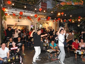 Thousands of Fans Flood Ho Chi Minh City Streets Celebrating ASEAN Cup 2024 Championship - image 5