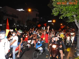 Thousands of Fans Flood Ho Chi Minh City Streets Celebrating ASEAN Cup 2024 Championship - image 0