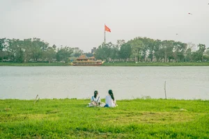 Discover the Cinematic Beauty of Hue’s Perfume River Riverside Spot - image 1
