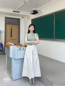 Trending Primary School Teacher Captivates Internet with Chic Fashion Sense - image 3