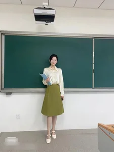 Trending Primary School Teacher Captivates Internet with Chic Fashion Sense - image 5
