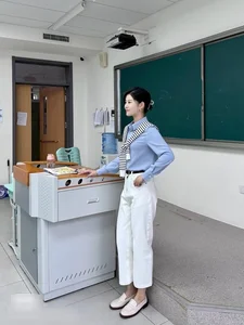 Trending Primary School Teacher Captivates Internet with Chic Fashion Sense - image 2