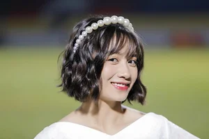 Soccer Star Hoang Thi Loan Stuns in Elegant Evening Gown at Public Event - image 1