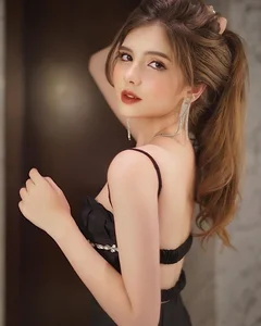 Stunning 21-Year-Old Vietnamese-Australian Model Takes Social Media by Storm - image 4