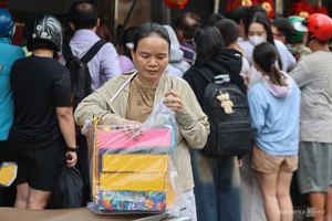 Massive Crowds Line Up for Traditional Mooncakes in Ho Chi Minh City - image 10