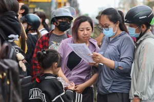 Massive Crowds Line Up for Traditional Mooncakes in Ho Chi Minh City - image 7