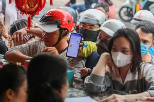 Massive Crowds Line Up for Traditional Mooncakes in Ho Chi Minh City - image 9