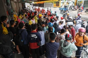 Massive Crowds Line Up for Traditional Mooncakes in Ho Chi Minh City - image 6