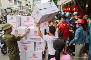 Massive Crowds Line Up for Traditional Mooncakes in Ho Chi Minh City - image 0