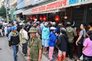 Massive Crowds Line Up for Traditional Mooncakes in Ho Chi Minh City - image 8