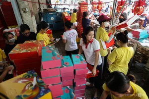 Massive Crowds Line Up for Traditional Mooncakes in Ho Chi Minh City - image 1