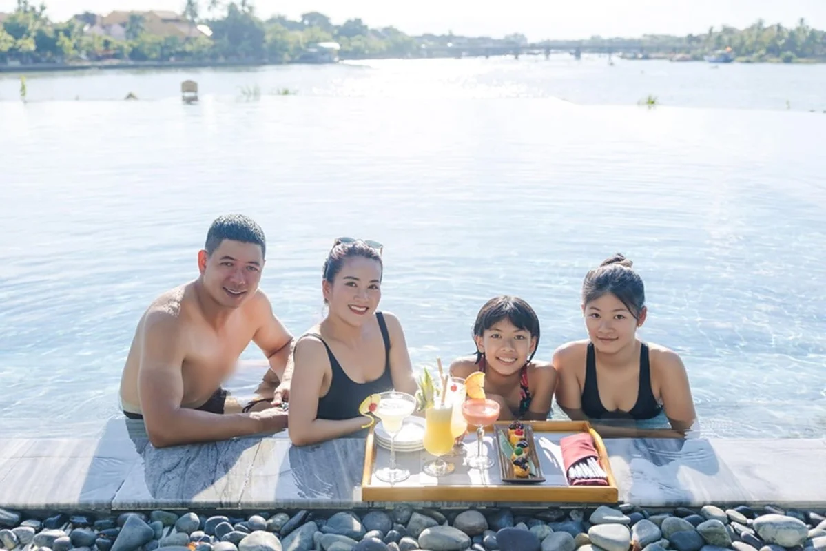 Vietnamese Celebrities Flaunt Stunning Summer Style and Ageless Beauty on Vacation